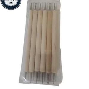 Può includere: Un set di sei strumenti in legno con punte metalliche per l'artigianato e la scultura. Gli strumenti sono confezionati in un sacchetto di plastica trasparente.