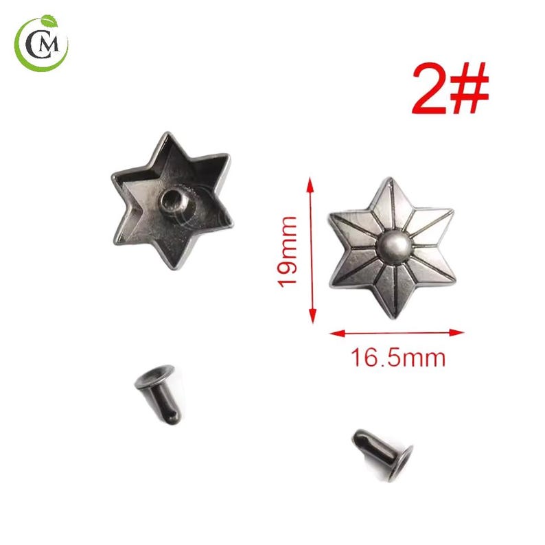 K&ouml;nnte beinhalten: Metallische sternf&ouml;rmige Nieten, 19 mm hoch und 16,5 mm breit, mit einem zentralen Stift zur Befestigung. Das Bild zeigt zwei Nieten und zwei Stifte, mit dem Text "2#" oben rechts.