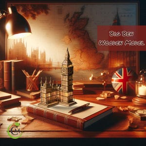 Op de afbeelding: Een houten model van Big Ben, de beroemde klokkentoren in Londen, Engeland. Het model staat op een gesloten boek met een pen erop. Het model is gedetailleerd en bevat de wijzerplaat van de klok, de toren en de omliggende gebouwen.
