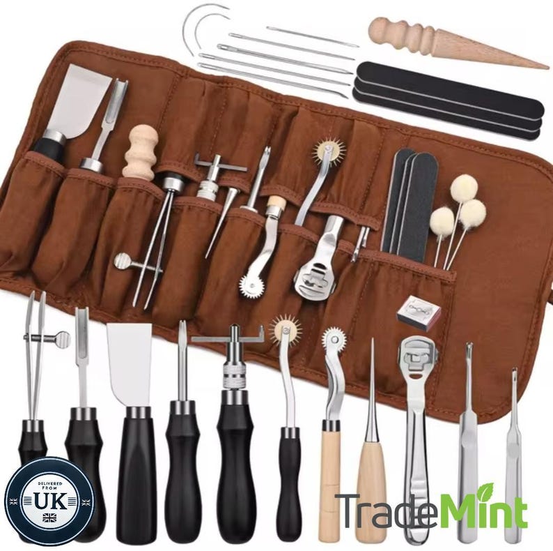 Pu&ograve; includere: Un set di 24 strumenti per l'artigianato del cuoio in un rotolo di cuoio marrone. Gli strumenti includono subbi, scalpelli per cuciture, un cavallo da cucito, un pelapatate per cuoio e una variet&agrave; di aghi. Gli strumenti sono disposti nel rotolo in modo ordinato e organizzato. Il rotolo ha una chiusura a zip e una maniglia per un facile trasporto.