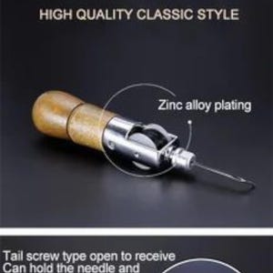 Puede incluir: Una herramienta de artesan&iacute;a en cuero con mango de madera y hoja de metal. La herramienta tiene un cuerpo de metal plateado con una peque&ntilde;a rueda y una hoja puntiaguda. El texto "HIGH QUALITY CLASSIC STYLE" y "Zinc alloy plating" son visibles.