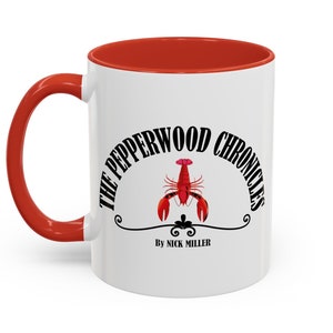 Può includere: Tazza in ceramica bianca con interno e manico rossi. La tazza presenta una grafica nera di un'aragosta con il testo "The Pepperwood Chronicles" e "By Nick Miller" stampato sotto.
