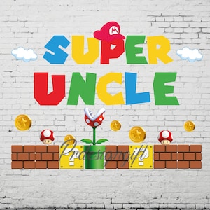 Puede incluir: Una pared de ladrillo blanco con una pancarta colorida que dice "SUPER UNCLE". La pancarta está decorada con un hongo rojo y blanco, una planta verde y monedas de oro. También hay hongos rojos y blancos y monedas de oro esparcidas alrededor de la pancarta.