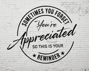 Può includere: Grafica in bianco e nero su un muro di mattoni bianchi. Il testo recita "Sometimes You Forget You're Appreciated, So This Is Your Reminder" in un design circolare con stelle.