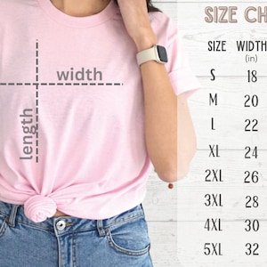 Pu&ograve; includere: Una t-shirt rosa chiaro con scollo rotondo e maniche arrotolate, abbinata a jeans blu. Sulla destra &egrave; presente una tabella delle taglie che elenca le taglie dalla S alla 5XL con le relative misure di larghezza e lunghezza in pollici.