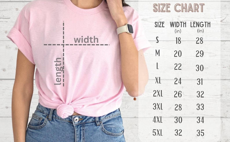 Pu&ograve; includere: Una t-shirt rosa chiaro con scollo rotondo e maniche arrotolate, abbinata a jeans blu. Sulla destra &egrave; presente una tabella delle taglie che elenca le taglie dalla S alla 5XL con le relative misure di larghezza e lunghezza in pollici.