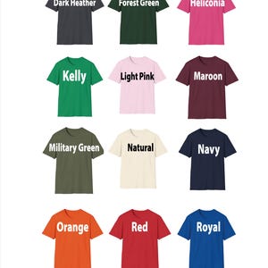Pu&ograve; includere: Una griglia di dodici magliette a maniche corte in vari colori solidi, ciascuna etichettata con il proprio nome di colore: Dark Heather, Forest Green, Heliconia, Kelly, Light Pink, Maroon, Military Green, Natural, Navy, Orange, Red e Royal.