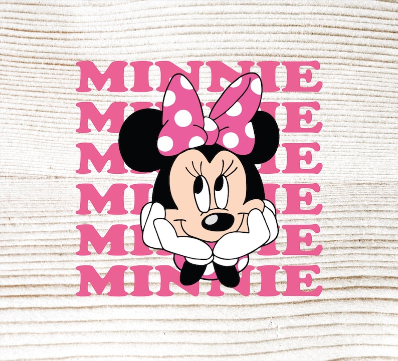 以下が含まれることがあります： ピンクのドット柄のリボンと「MINNIE」の文字がピンク色で繰り返されたミニーマウスのグラフィック。ミニーマウスは黒、白、ピンクで、あごの下に手を置いています。背景は明るい木目です。