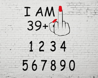 Può includere: Grafica in bianco e nero su un muro di mattoni bianchi che dice "I AM 39+" con un gesto del dito medio e i numeri da 1 a 9 sotto.