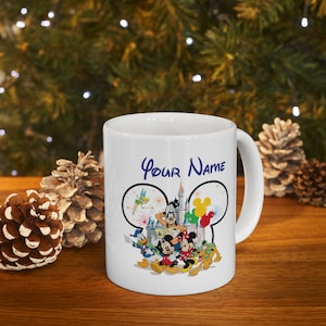 Puede incluir: Taza de cer&aacute;mica blanca con un dise&ntilde;o de personajes de Disney y el texto "Your Name". El dise&ntilde;o incluye Mickey Mouse, Minnie Mouse, Donald Duck, Goofy y otros personajes. La taza tiene un asa curva.