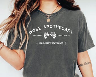 Rose Apothecary Comfort Colors-skjorta, Schitt Creek-skjorta, Rosebud Motel-skjorta, handgjord med omsorg, Moira Rose-skjorta, David Rose-tröja P-280