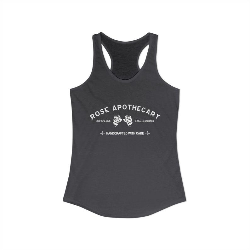Pu&ograve; includere: Una canotta racerback grigio scuro con testo serigrafato in bianco che recita ROSE APOTHECARY, ONE OF A KIND, LOCALLY SOURCED e HANDCRAFTED WITH CARE, accompagnata da un'illustrazione grafica di due rose centrate tra le righe di testo.