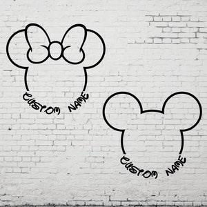Könnte beinhalten: Zwei schwarze und weiße Umriss-Silhouetten von Mickey Mouse mit dem Text "CUSTOM NAME" darunter.