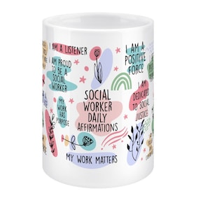 Könnte beinhalten: Weiße Keramiktasse mit bunten Illustrationen und Text, der "Social Worker Daily Affirmations" lautet. Der Text enthält Sätze wie "Ich bin ein Zuhörer", "Meine Arbeit hat einen Sinn", "Ich bin eine positive Kraft" und "Meine Arbeit zählt".