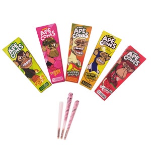 Könnte beinhalten: Ein Set mit sechs bunten, vorgefertigten Kegeln mit verschiedenen Fruchtgeschmacksrichtungen. Die Kegel sind in bunten Schachteln mit Comic-Affen und dem Text "APE CONES" verpackt.