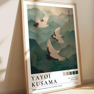 Gru giapponese Yayoi Kusama, stampa di uccelli in volo, carta da parati Mountain Nebbia, arte murale Japandi, poster Wabi Sabi, pittura zen, arte naturalistica con animali