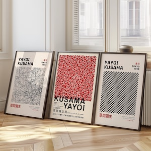 Może przedstawiać: Trzy oprawione wydruki artystyczne prezentujące dzieła Yayoi Kusamy. Wydruki są czarno-białe, czerwono-białe i w czarno-białą kratkę. Wydruki są zatytułowane "Yayoi Kusama" i zawierają tekst "Tokyo" oraz rok powstania dzieła.