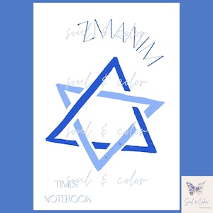 Könnte beinhalten: Notizbuch mit blauem Davidstern-Design. Das Notizbuch hat die Wörter "Zmanim" und "Times Notebook" auf dem Einband aufgedruckt. Die Wörter "soul & color" sind ebenfalls aufgedruckt.