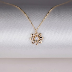 14K Gold Daisy Necklace,14k Daisy Necklace,Flower Pendant,Dainty Gold Flower Necklace,Tiny Gold Flower Necklace,Gold Daisy Necklace