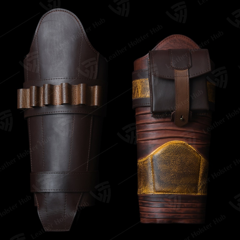 Op de afbeelding: Twee bruine leren armbeschermers met decoratieve stiksels. Een beschermer heeft een klein zakje aan de zijkant. Beide beschermers hebben een bruine leren band met decoratieve stiksels.