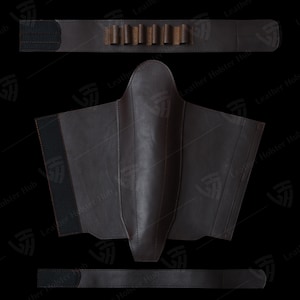 Op de afbeelding: Een bruine leren holster met een riem en een magazijn houder. De holster heeft een klep die de bovenkant van het pistool bedekt.