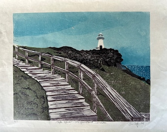 Phare du cap Spear, Terre-Neuve – original, signé, linogravure en réduction en 7 couleurs, imprimé à la main sur du papier japonais Kozuke (édition de 7 exemplaires)