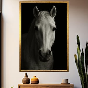 Pode incluir: Uma fotografia a preto e branco da cabeça e pescoço de um cavalo. O cavalo está a olhar diretamente para a câmara com uma expressão séria. O fundo é preto.