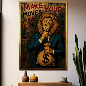 Elegante leone magnate che tiene in mano un sacco di soldi e si porta un dito alle labbra contro un muro con graffiti che recita "Fai le tue mosse in silenzio" – Quadro su tela in regalo