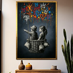 Cadeau pop-art canvas schilderij: zwart-wit kinderen op drift in geweven mand onder levendige druipende graffiti harten, kronen en hoop