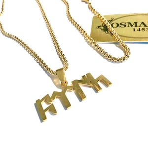 Puede incluir: Un collar de cadena de oro con un colgante de oro que deletrea el nombre "KYMH".