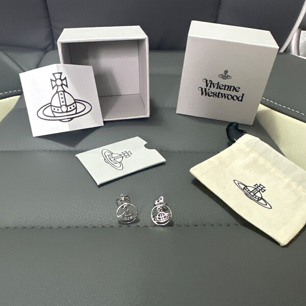 Vivienne Westwood in box Orb earrings in silver round circle