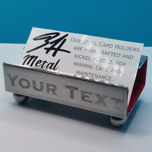 Metallvisitenkartenhalter-Anzeige, 3,5 "x 2", personalisierte Radierung, gefilzter, polierter vernickelter Stahl.