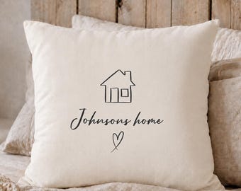 Kissenbezug mit minimalistischem Familiennamen im Strichzeichnungs-Design • Individuell gestalteter Kissenbezug mit Hausmotiv • Modernes, ästhetisches Einzugsgeschenk • Schlichtes Herzkissen