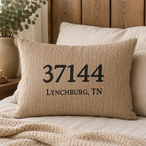 Personalisiertes Lendenkissen mit Postleitzahl, individuelle Heimatdeko, rustikales Einzugsgeschenk im Jute-Look, Erinnerungsstück für die neue Couch des Hauses