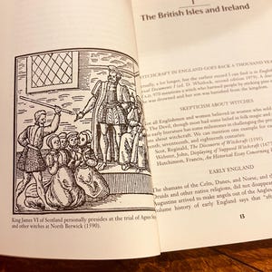 Pu&ograve; includere: Un libro aperto con un'illustrazione in bianco e nero che raffigura una scena storica di un processo. Il testo recita "Le isole britanniche e l'Irlanda" e "Re Giacomo VI di Scozia presiede personalmente il processo di Agnes S e altre streghe a North Berwick (1590)."