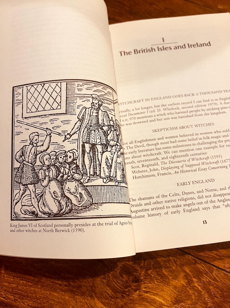 Pu&ograve; includere: Un libro aperto con un'illustrazione in bianco e nero che raffigura una scena storica di un processo. Il testo recita "Le isole britanniche e l'Irlanda" e "Re Giacomo VI di Scozia presiede personalmente il processo di Agnes S e altre streghe a North Berwick (1590)."