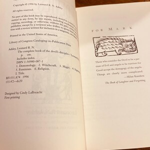 Pu&ograve; includere: Pagine di un libro aperto con testo e illustrazioni. La pagina di sinistra elenca le informazioni sulla pubblicazione, i dettagli sul copyright e i dati della Library of Congress. La pagina di destra presenta un disegno e una citazione da Milan Kundera.
