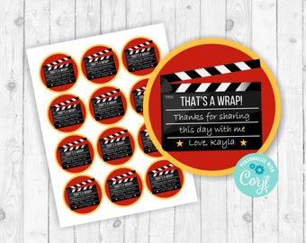 Op de afbeelding: Printbare bedankkaartjes met een rood en zwart filmklapperontwerp. De tekst op het kaartje luidt "That's a Wrap! Thanks for sharing this day with me. Love, Kayla".