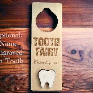 Peut inclure: Porte-dentelle en bois pour la fée des dents avec une fente pour une dent. Le porte-dentelle est peint en brun et porte les mots "Tooth Fairy" et "Please stop here".