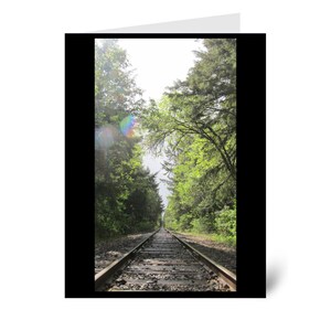 Voie ferrée dans la forêt, carte de voeux nature vierge à l'intérieur avec enveloppe 100 % papier recyclé PC fabriqué à partir d'énergie éolienne, format A2