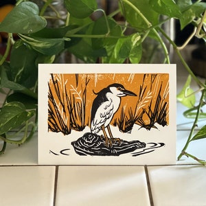 Tarjeta de felicitación en linograbado de garza nocturna coroninegra