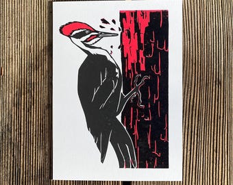 Tarjeta de felicitación en linóleo con un pájaro carpintero crestado