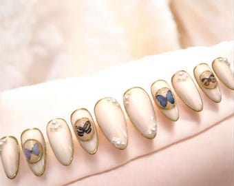 Uñas postizas de mariposa vintage, uñas de gel reutilizables personalizadas en dorado y perla.