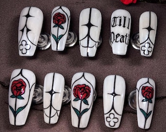 Uñas postizas estilo catedral de rosas góticas y románticas