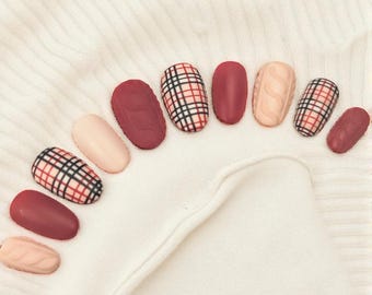 Uñas postizas con estampado de suéter a cuadros otoñal, uñas de gel reutilizables con acabado mate o brillante y color personalizado.
