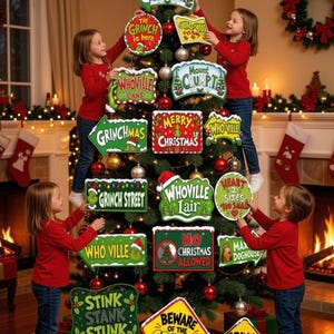 Puede incluir: Un árbol de Navidad decorado con varios letreros temáticos del Grinch, incluyendo Mount Crumpit, Whoville, Grinchmas, Merry Christmas, Whoville Lair, Heart 2 Sizes Too Small, Grinch Street, No Christmas Allowed, Max Doghouse, Stink Stank Stunk y Beware of the Grinch.