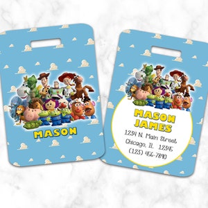 Puede incluir: Etiqueta de equipaje con tem&aacute;tica de Toy Story con fondo azul y nubes blancas. La etiqueta presenta un grupo de personajes de Toy Story, incluyendo a Woody, Buzz Lightyear, Jessie y Mr. Potato Head. La etiqueta tiene un c&iacute;rculo amarillo con el texto "MASON JAMES" e informaci&oacute;n de contacto.