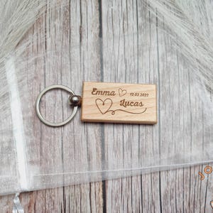 Porte-clé en Bois Personnalisé - Prénoms & Date Gravés - Cadeau Unique pour Couple, Saint-Valentin, Anniversaire de mariage