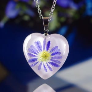 Heart-shaped necklace with real purple daisy in resin. Flower necklace, gift for her, Real Flower Necklace, botanical jewelry.