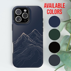Puede incluir: Funda de teléfono azul marino con un diseño de montaña y líneas de contorno doradas. La funda tiene un acabado brillante y un recorte para la cámara. El texto "AVAILABLE COLORS" está en rojo. Se muestran cuatro opciones de color: azul marino, verde oscuro, negro y gris.